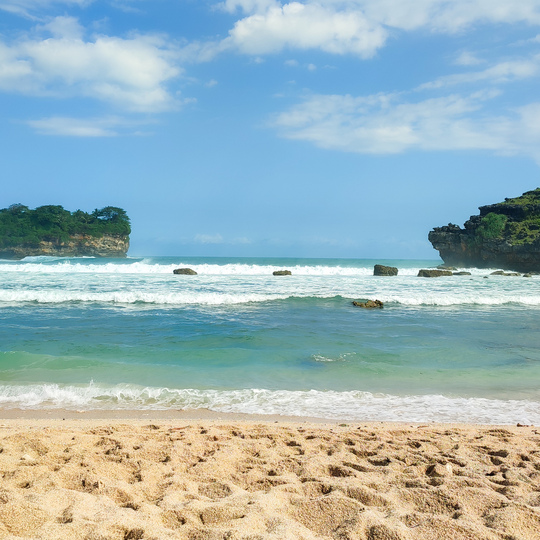 Eloknya Pantai Watu Karung di Kabupaten Pacitan